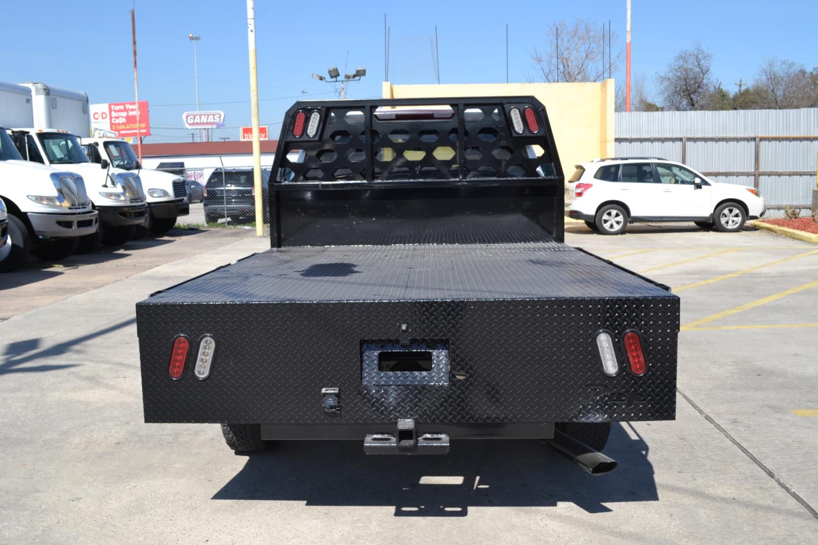 2020 WHITE /BLACK CHEVROLET 2500HD with an V8 6.6L GASOLINE engine, 6SPD AUTOMATIC transmission, located at 9172 North Fwy, Houston, TX, 77037, (713) 910-6868, 29.887470, -95.411903 - 8.5FT FLATBED, GOOSENECK HITCH, 4X4, 10,850LB GVWR , CREW CAB, WB: 158", REVERSE CAMERA, POWER WINDOWS, LOCKS & MIRRORS, TOOLBOX - Photo#5